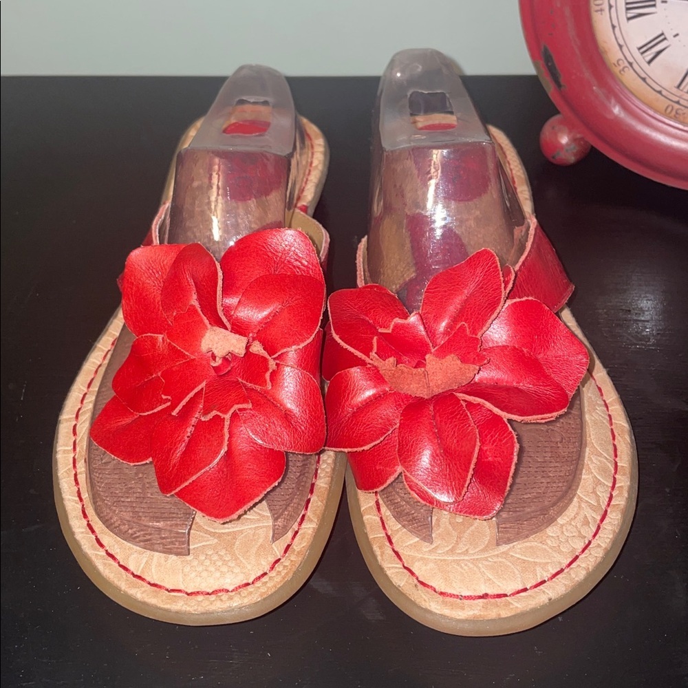 BOC Red Leather Rose Camelia Floral Thong Sandals.  Size 8.  EUC.  Large Flower